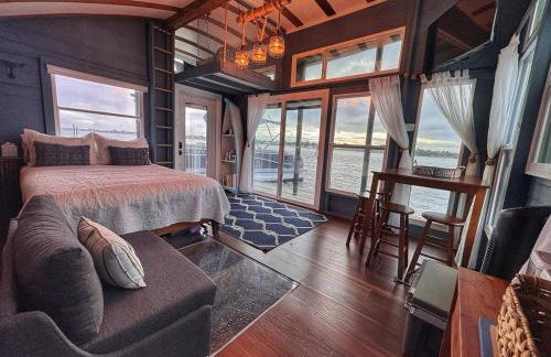 The Burrow-a floating cabin - Photo 3
