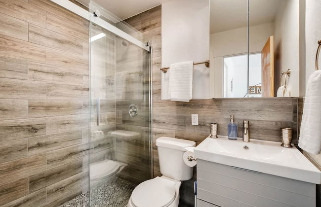 The Sunshine Suite in the Heart of Baker - Foto 12