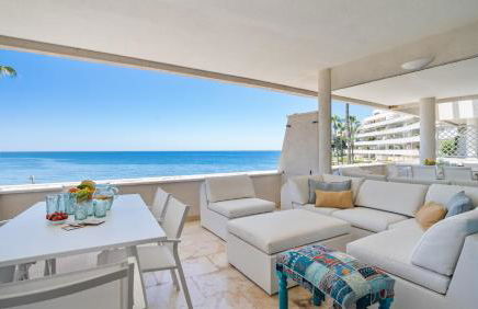 Beach-line apartment with 3 bedrooms in Estepona - Photo 1
