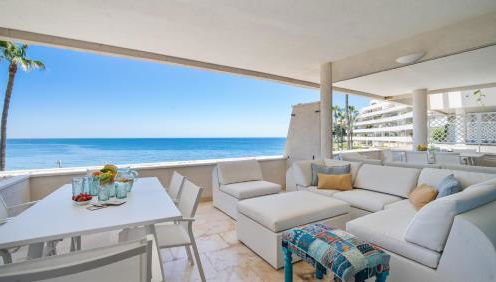 Beach-line apartment with 3 bedrooms in Estepona - Photo 1
