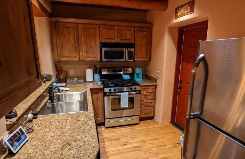 Enchanted Casita with Private Outdoor Hot Tub and Patio, Near Santa Fe Plaza, Sleeps 4 with free parking - Foto 29