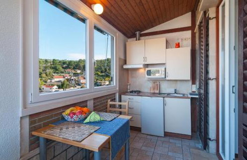 1 Bedroom Nice Apartment In Splitska - Photo 14