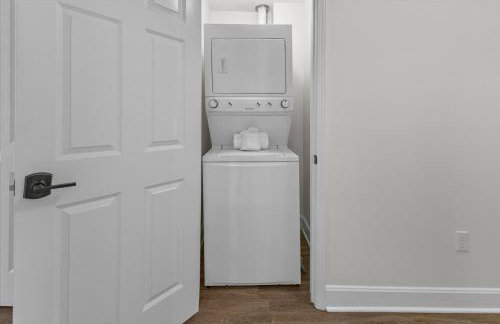 Steps away from Mass Ave Restaurants and Big Patio - Foto 28