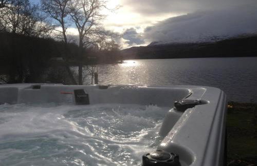 Ardeonaig Lodge with Hot Tub & Water Fronted Games room - Foto 40