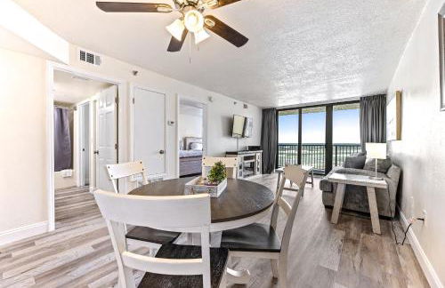 Ocean View with a beachfront pool at Ocean Trillium Condo ~ 304 - Foto 1