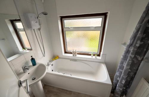 Stylish 4BR House, Sleeps 7, High-Speed Wi-Fi, Long Stay Friendly - Foto 6