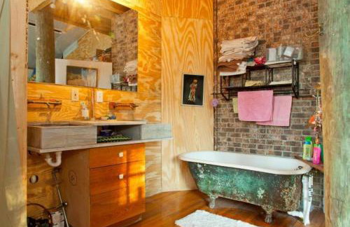 Eclectic Riverfront Log Cabin and Artist Retreat for Groups in Castle Hayne, North Carolina - Foto 13