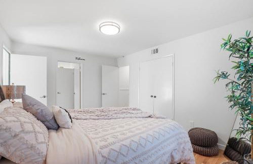 Private Pool 4BR Family Retreat - Patio, Outdoor Dining, BBQ Grill, & Free Parking - Sleeps 8 - Foto 48