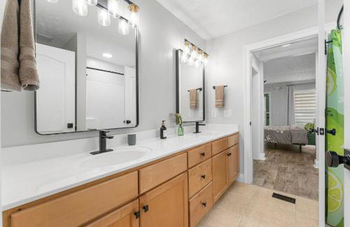 PCB Sleeps 22! 2 Homes, 2 Pools, 2 Mini Golf - Foto 61