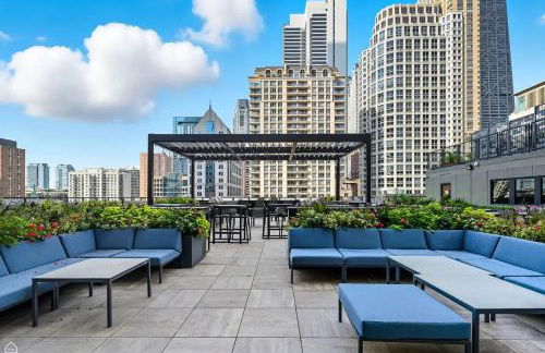 River North Magnificent Mile Condo, Lake and City Views, 43rd Floor Corner, Parking Included! - Foto 30