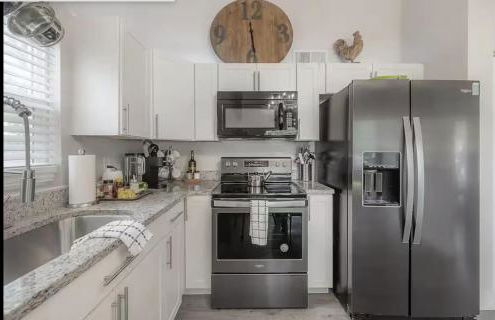 Central Perk Retreat | Heated Pool + Zoo 1 Block! - Foto 11