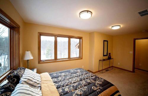 Stately Luxury Vacation Rental with a Private Hot Tub near Brown County State Park, Indiana - Foto 27