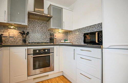 Stylish Apartment with Balcony, Free Parking, Fast Wifi and Smart TV with Sky and Netflix by Yoko Property - Foto 18