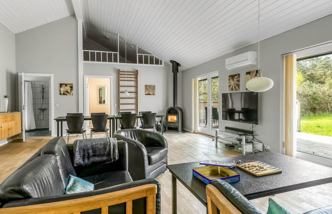 "Ellie" - 300m from the sea - Photo 8