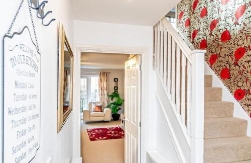 Spacious 4 Bed house with parking and garden at Reading - Photo 2