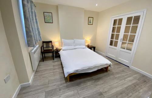 Apartment with a Private Garden and Modern kitchen - Foto 6