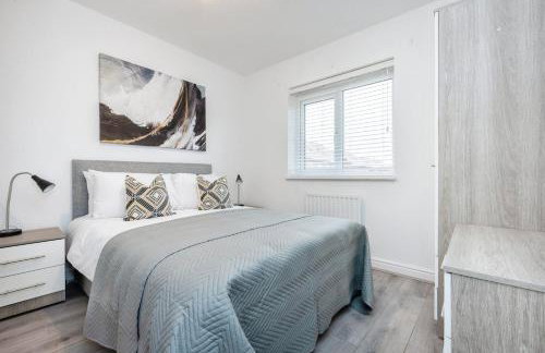 Spacious Luton Home Sleeps 8 - Foto 11