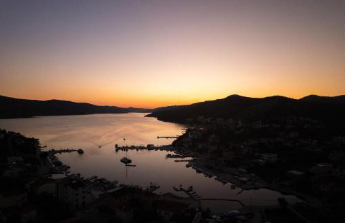 Villa Barbara & Zoran with heated swimming pool - Photo 70