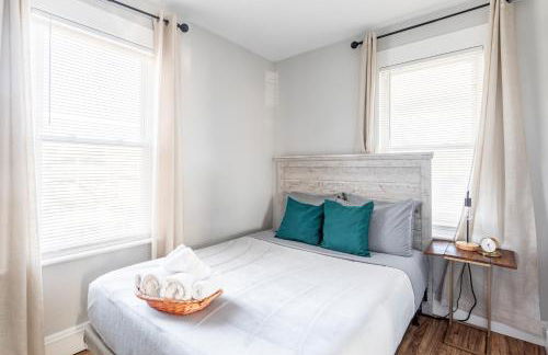 Sunny & Spacious 2BD 1BA WFH Apt-Huge Yard & Patio - Foto 41