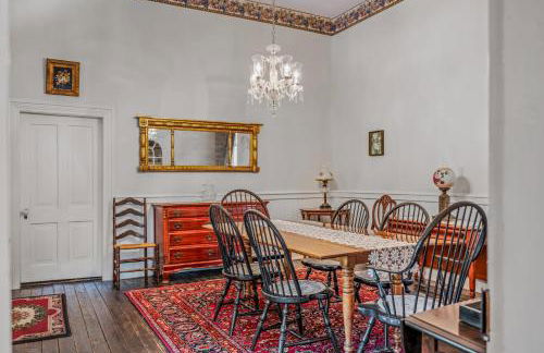 The Manor - Historic Mansion, Wifi, Covered Porch, Screen Porch, King Bed, Walk to Spas, Shops & Restaurants - Foto 79