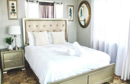 4-bedroom pool house in peaceful Sunrise with AC, WiFi, King bed - Foto 2