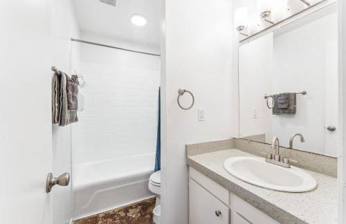 Heart of SoCo 2BR and 1BR King Suites with Free Parking, Pool, and Laundry Center - Foto 9