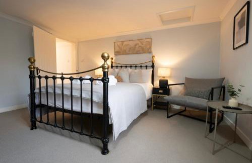 Charming 3BR Cottage Sleeps 8 - 15 Mins to Centre - Foto 43