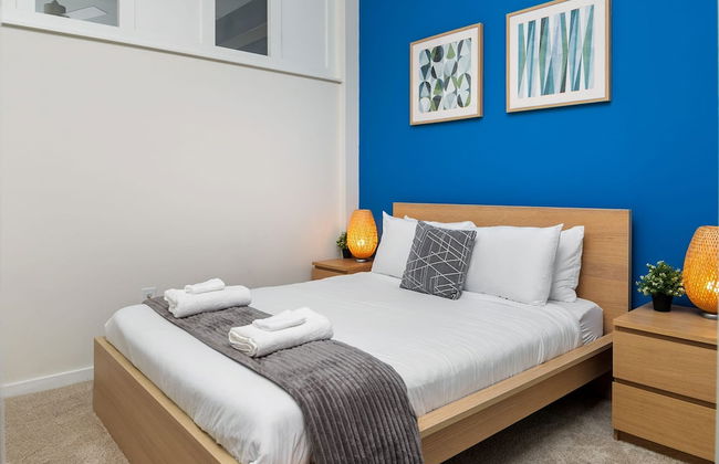 Spacious 2BD With Private Balcony and Free Parking - Foto 11