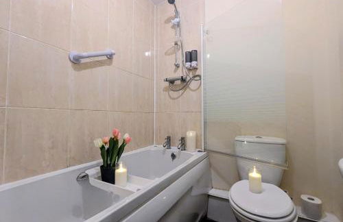 Sherlock's Moray House -Idea long stay for contractors & family Two bedroom mid terrace 3 beds 2 sofa beds Sleep 5 Working facility Free WiFi TV & private parking Enclose rear garden dog friendly Sainsbury's & takeaway pubs in walking distance - Foto 13