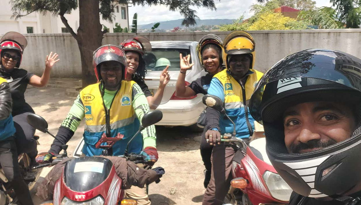 Disfrutando del tour en moto por Kigali