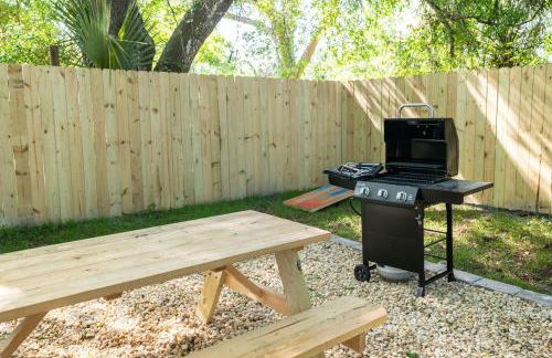 New-Dog Friendly,Hot Tub, Fire-pit, 1 mile to DTWN - Foto 9