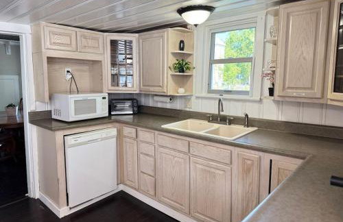 Downtown Whitestown with King Suite and Pool - Foto 12