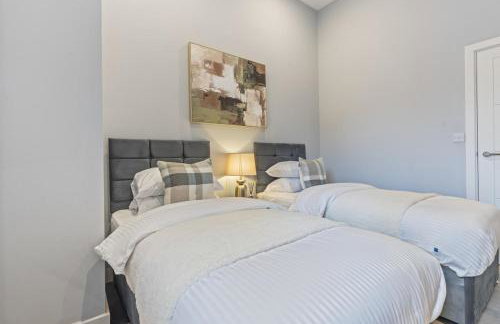 Coulsdon Grand - Sleeps 8 - 5 BR - Free Parking - Foto 10