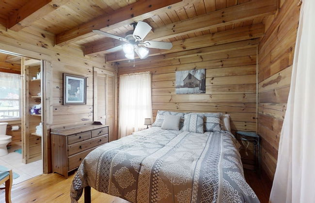 Yellow Cabin On The River 2 Bedroom Cabin by RedAwning - Photo 4