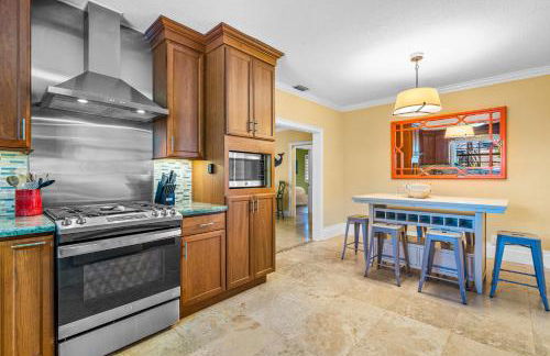 Walk to The Ave- Heated Pool, Spa, Golden Tee and Putting Green - mins to Beach- by Maven Vacation Rentals - Foto 17