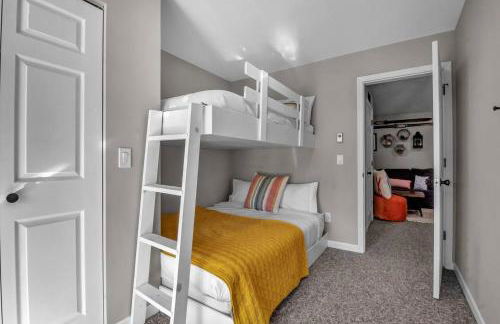 Modern Townhome with Decks Fireplace & Mountain Views - Foto 18