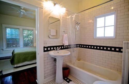 Refuge in the Heart of Montrose - Photo 14