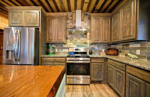 The Nomi Lodge - Sleeps 28 - Gorgeous Rustic Cabin, Centrally Located, Tons of Amenities - Photo 10