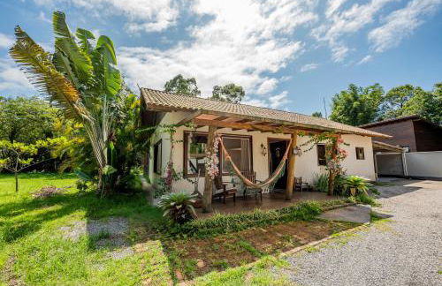 Casa Rústica com Piscina Privativa, Banheira de Hidromassagem, Ar-Condicionado, Pet friendly - Refúgio na Natureza a 5 Minutos do Centro de Imbituba, Perfeita para Famílias e Grupos - Photo 37