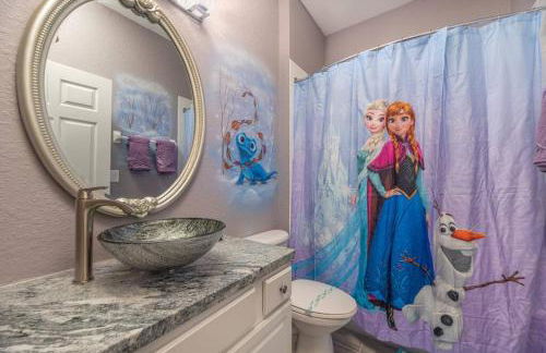 Spacious 4BR Home Themed Rooms, Pool, Near Disney - Foto 14