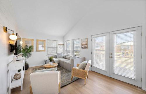 Stylish Home with game room, deck, and canal access - Foto 9