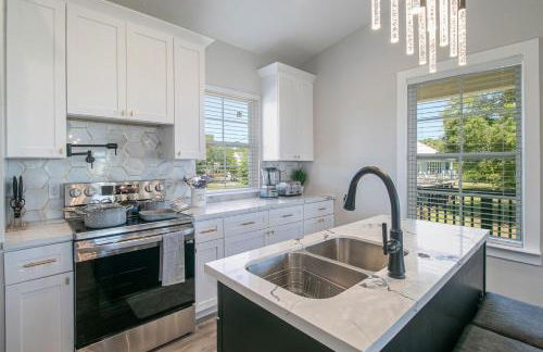 Steps Away from Cruisin' the Coast , Gulfport 2BR, Game Room, and Free Parking - Foto 19