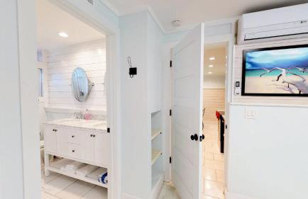 Romantic Secret Garden - Marble Floors & Bath DT Just 2 Blocks Beach Only 3 Miles - Foto 27