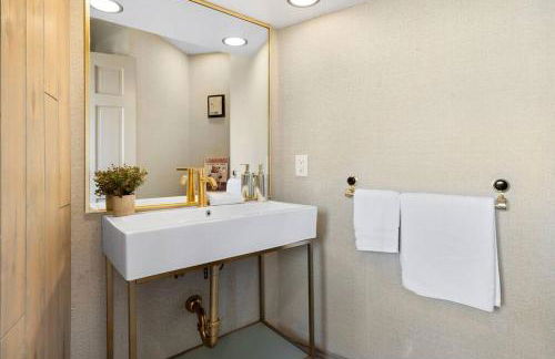 The KingDome - A Unique, Royal Experience with Hot Tub, Rooftop and Views - Foto 53