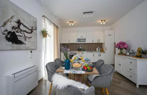 Beautiful Villa surrounded by Greenery with Swimming Pool - Photo 19