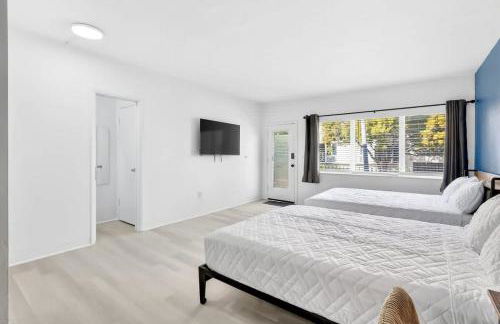 Sunny Miami Beach Studio with 2 Queens plus Workspace - Foto 6