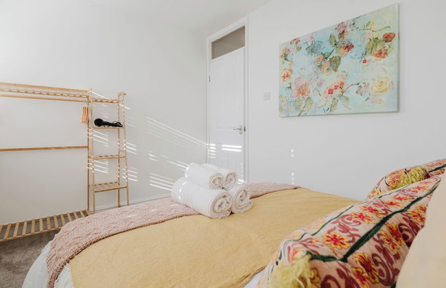 Corner House - Bright 2BD in Cheltenham - Photo 12