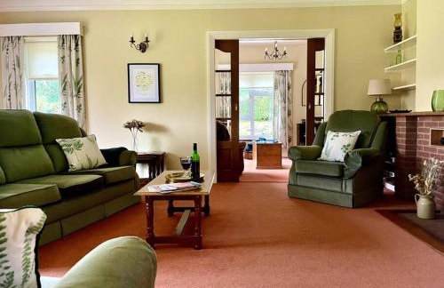 A spacious hidden gem with hot tub, lovely garden & views - Foto 7