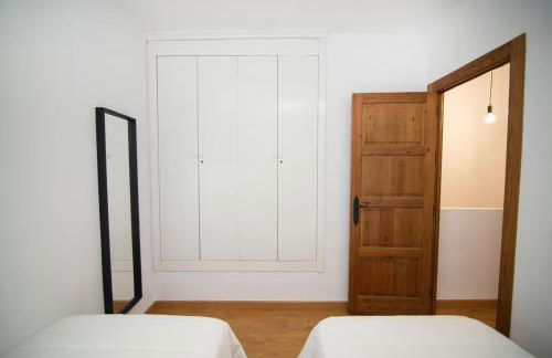 Stylish 3-Bedrooms Getaway with Terrace & Pool - Foto 20