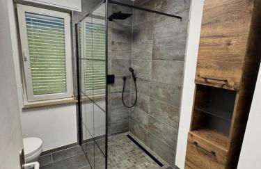 Ganze Wohnung mit großem Parkplatz-Nähe A3 - Foto 7